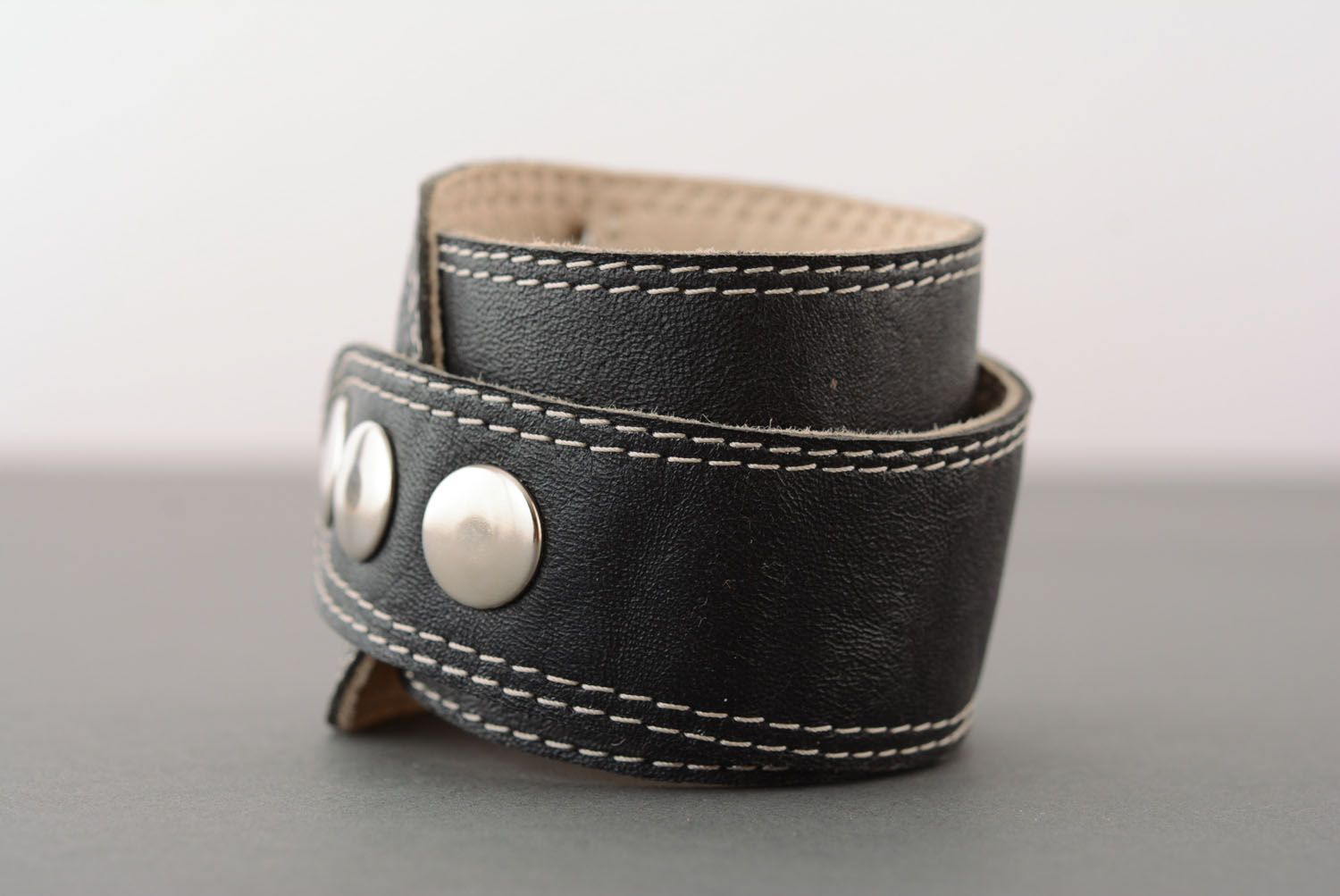 Leather bracelet with three buttons photo 2