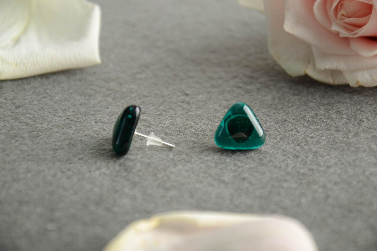 Green small stud earrings made of fusing glass triangular handmade accessory photo 1