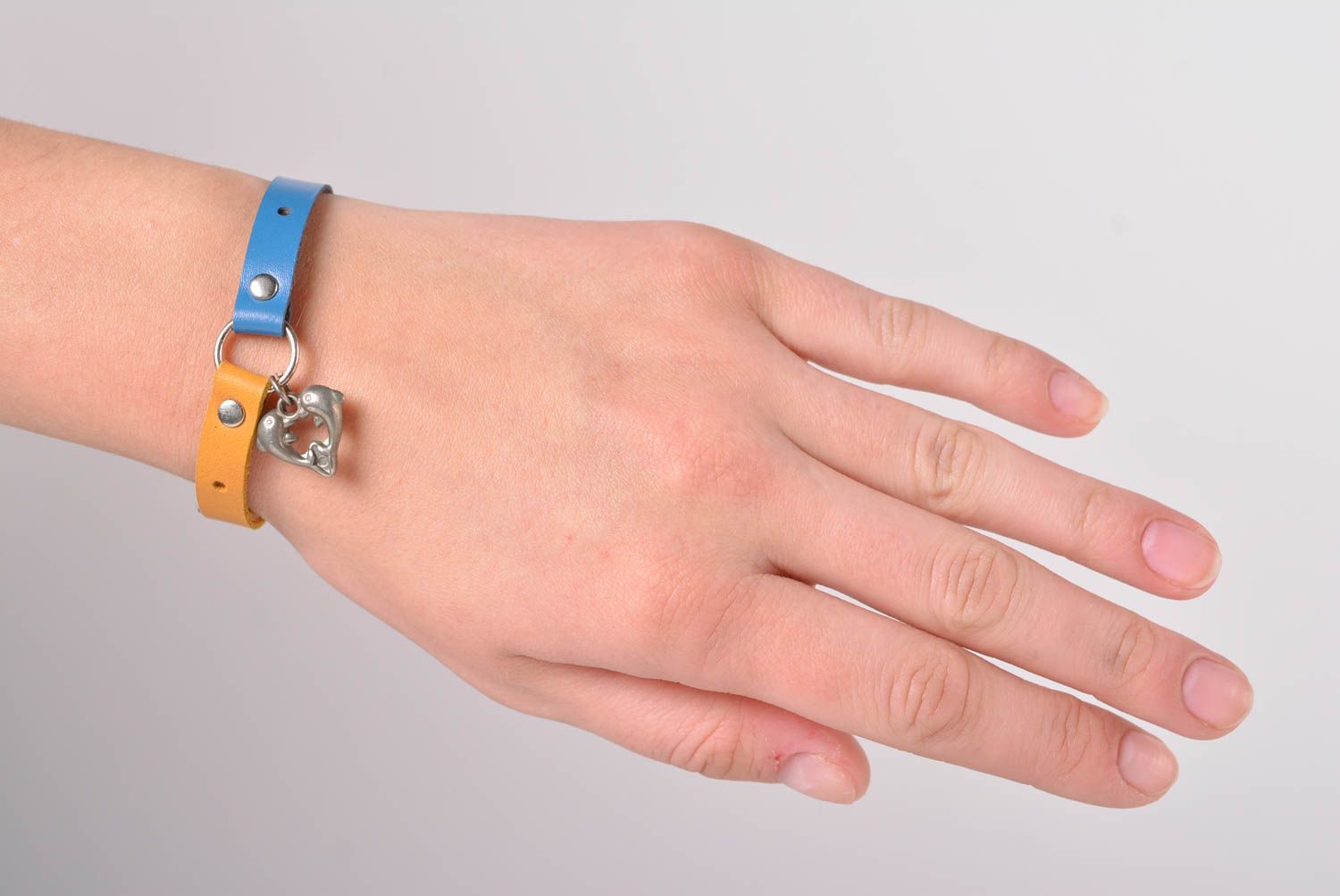 Кожаный браслет ручной работы двухцветный браслет на руку украшение из кожи фото 1