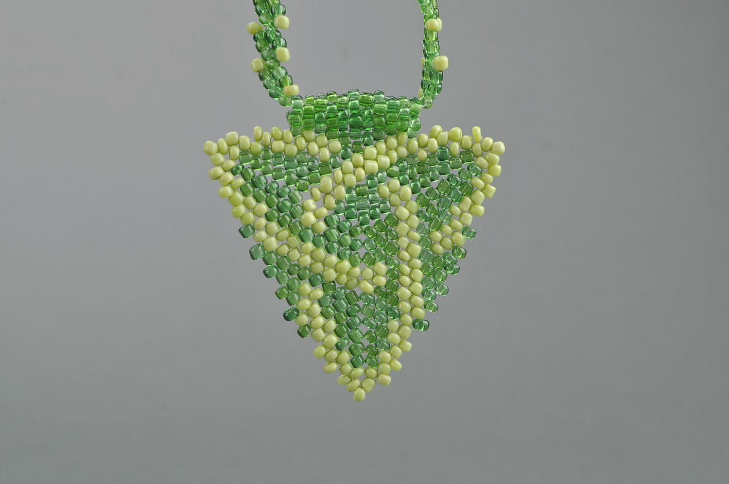 Collier en perles de rocailles Nœud celtique vert photo 1