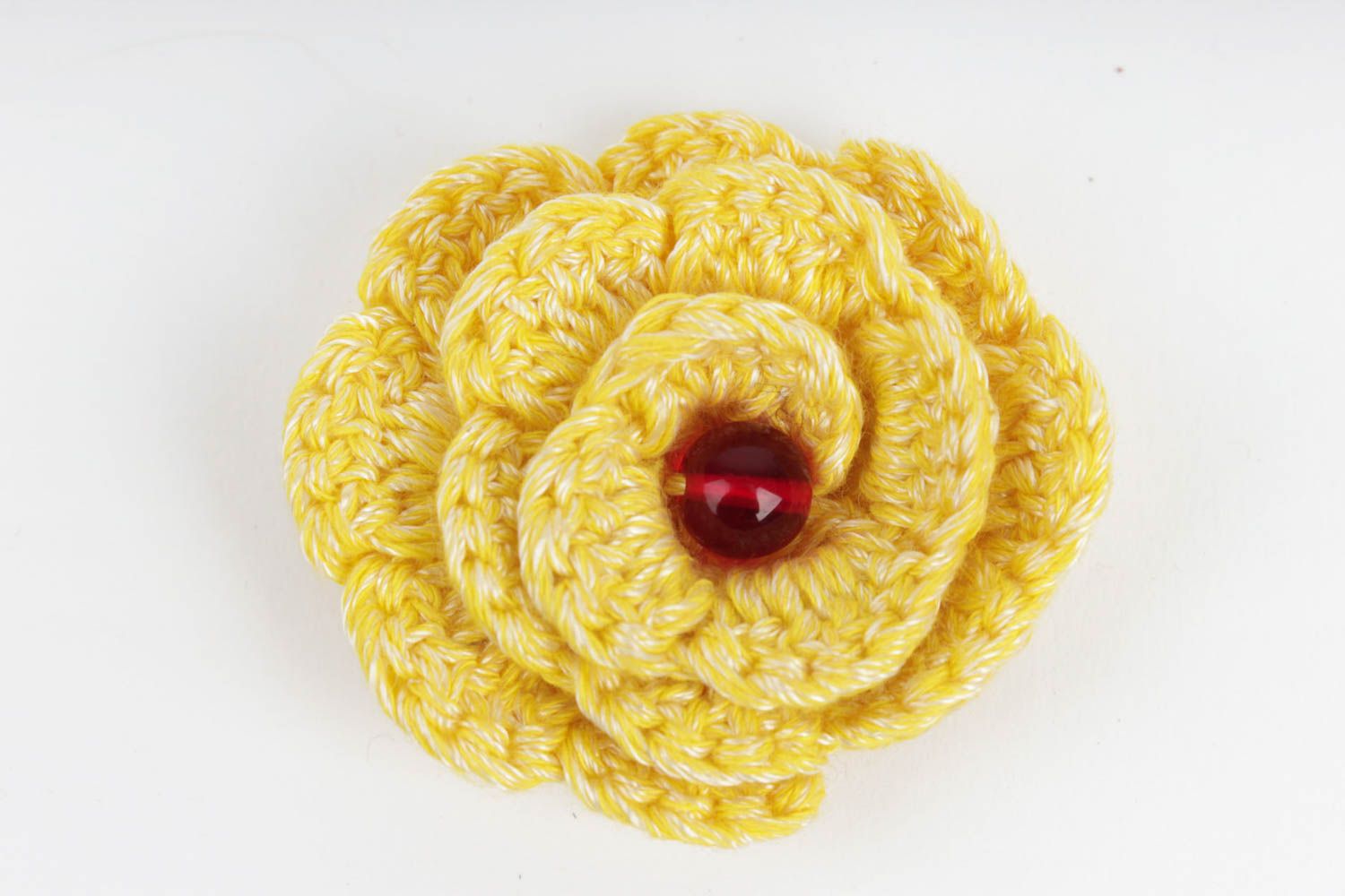 Broche fleur jaune Bijou fait main tricoté en fils de coton Cadeau femme photo 4