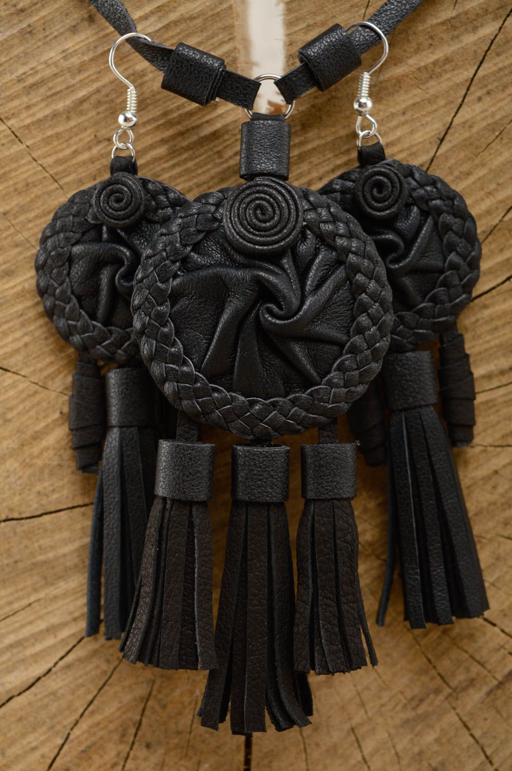 Ensemble de bijoux en cuir faits main noirs pendentif et boucles d'oreilles  photo 1
