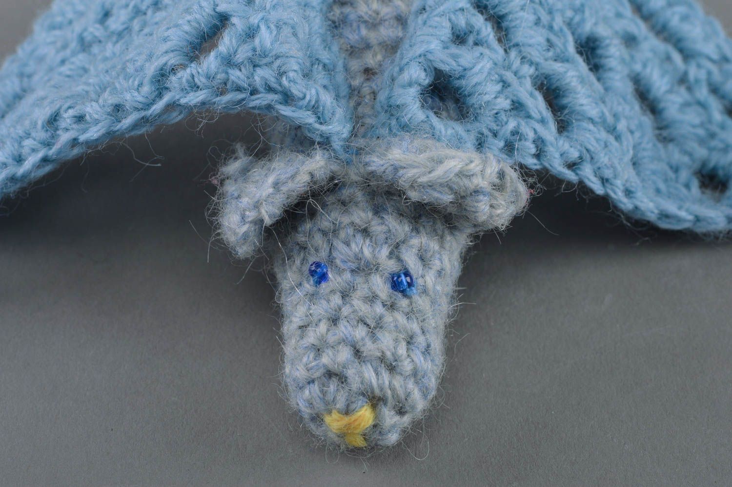 Gehäkeltes blaues knuddeliges handgemachtes Kuscheltier Fledermaus für Kinder foto 2