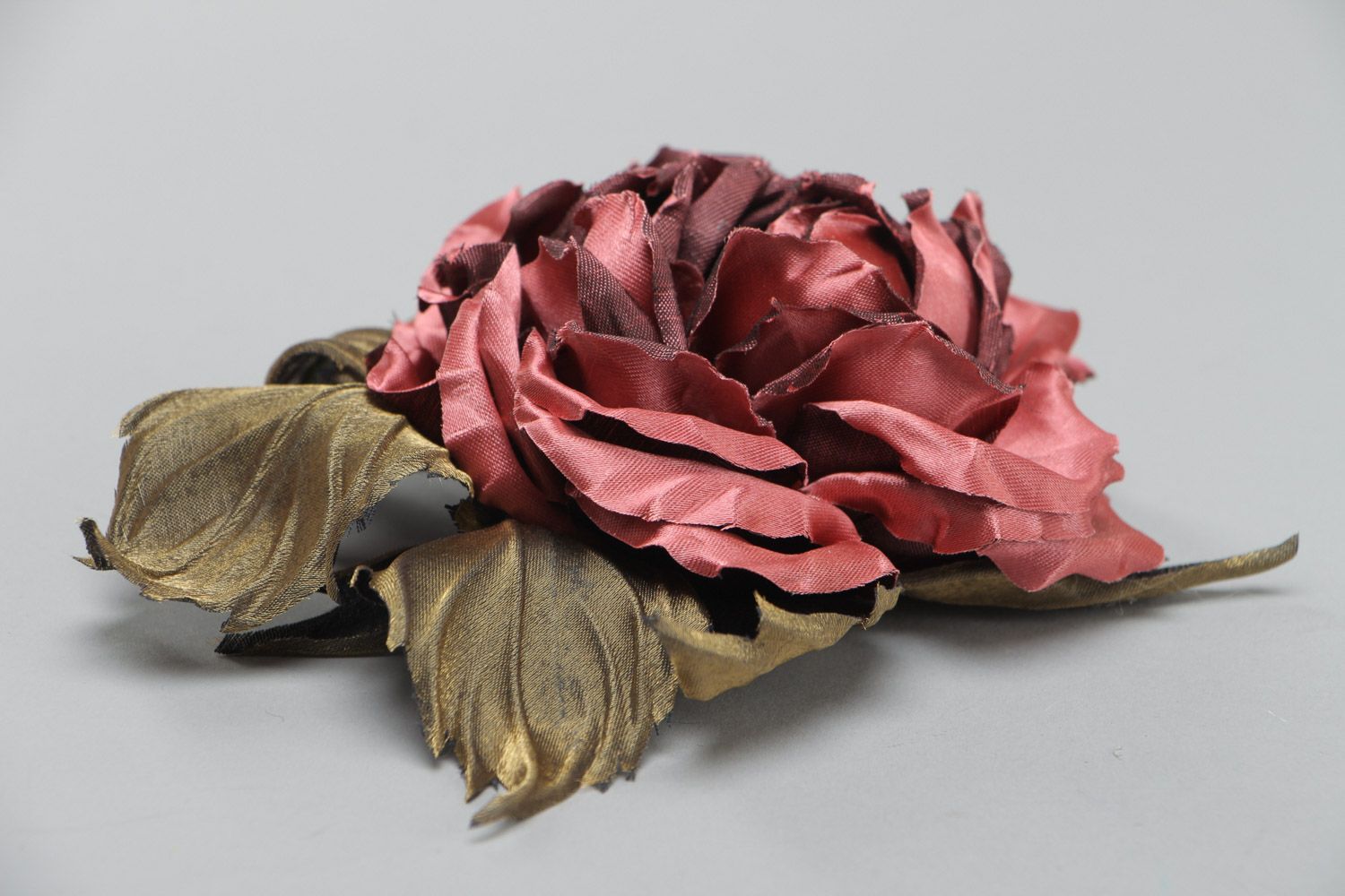 Broche de tela artesanal con forma de rosa de color burdeos de raso  foto 3