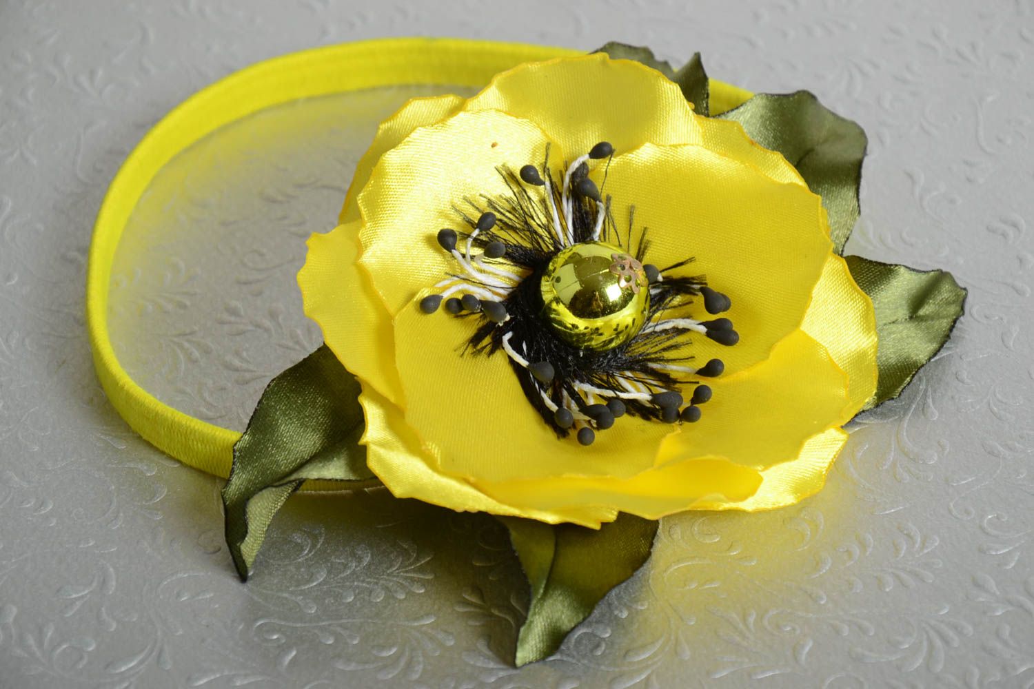 Авторская повязка на голову с цветком из атласной ленты ручной работы красивая фото 1
