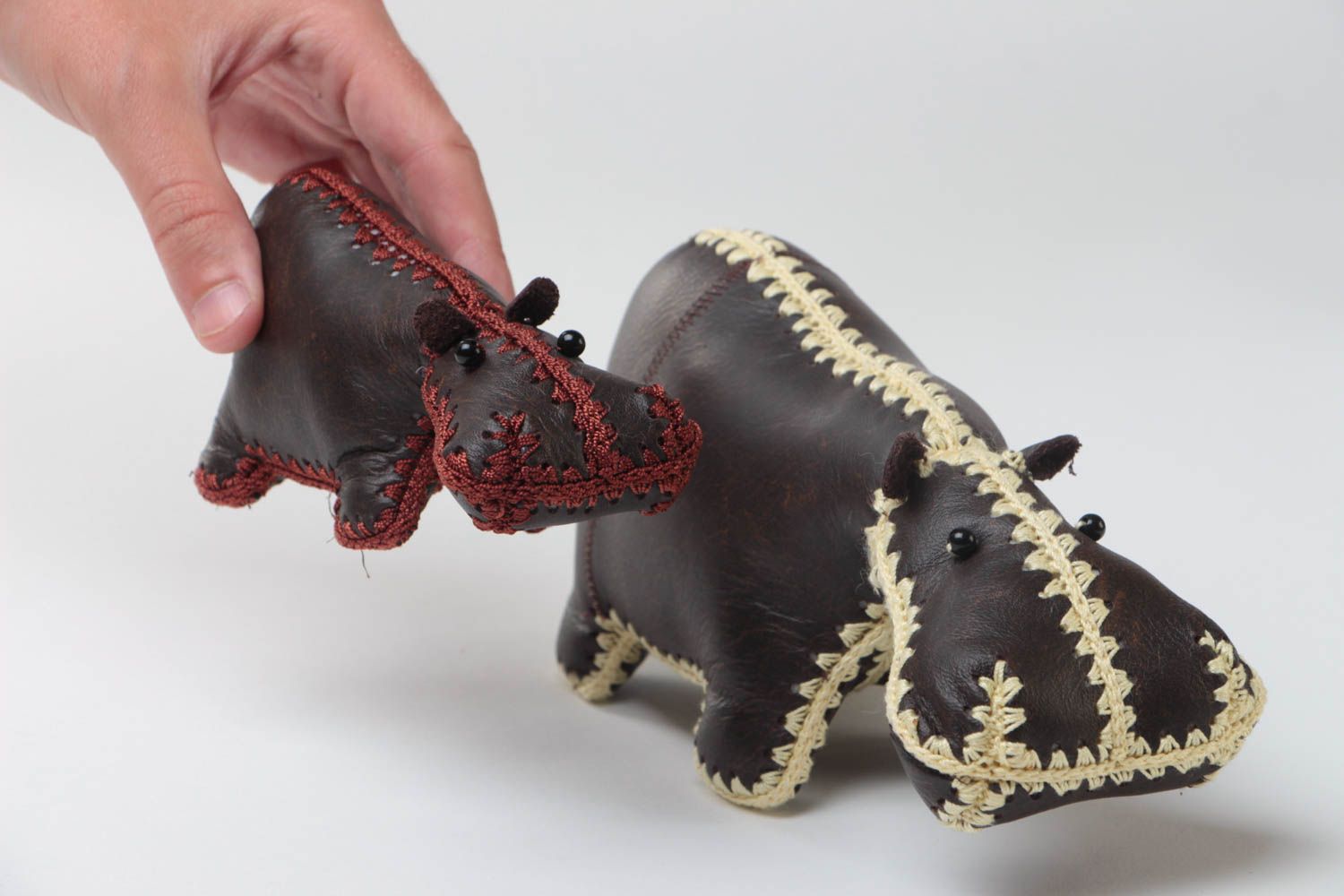 Conjunto de 2 juguetes originales artesanales con forma de hipopótamos de cuero foto 5