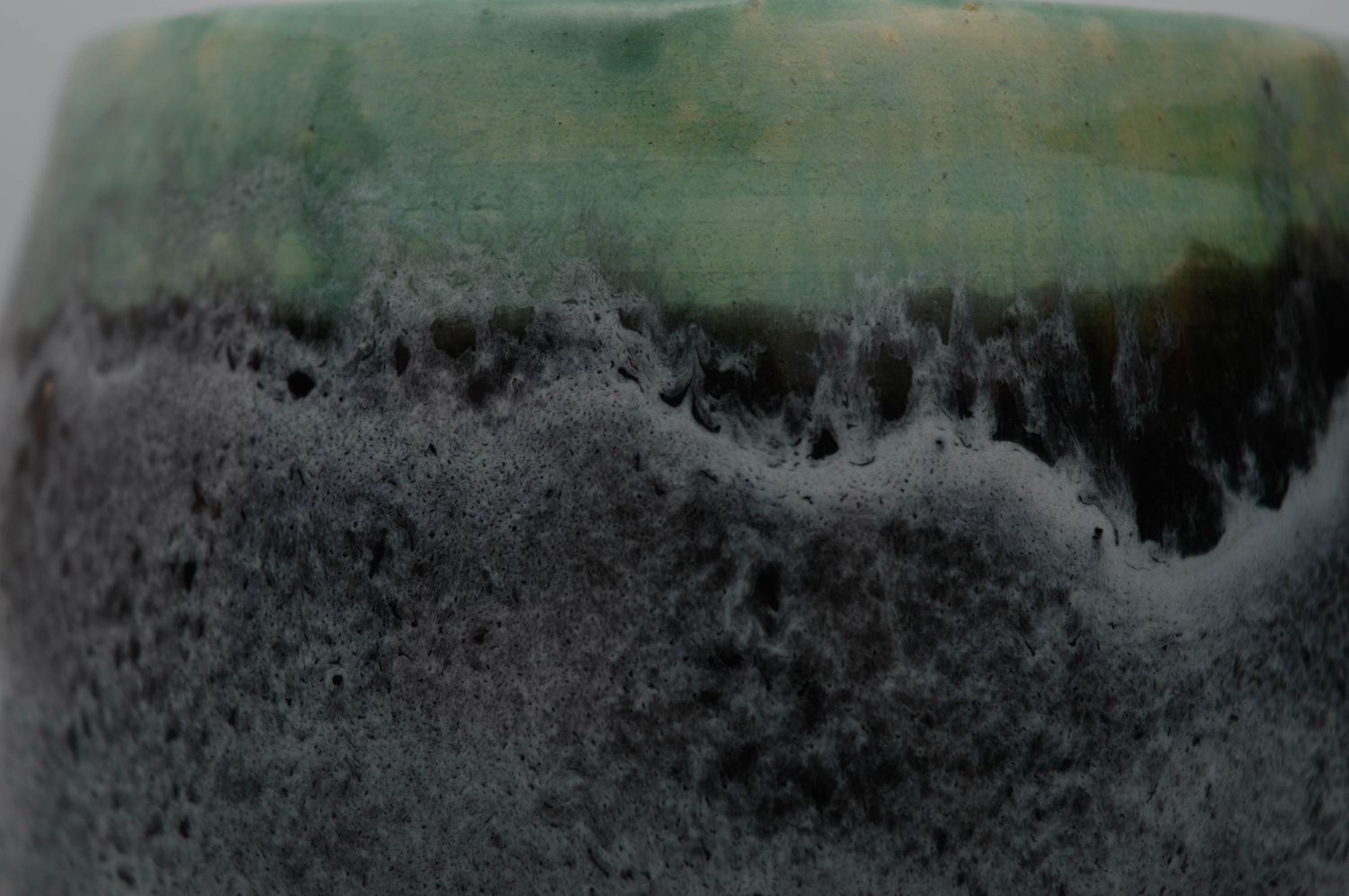 Глазурованная чашка из глины зеленая  фото 5