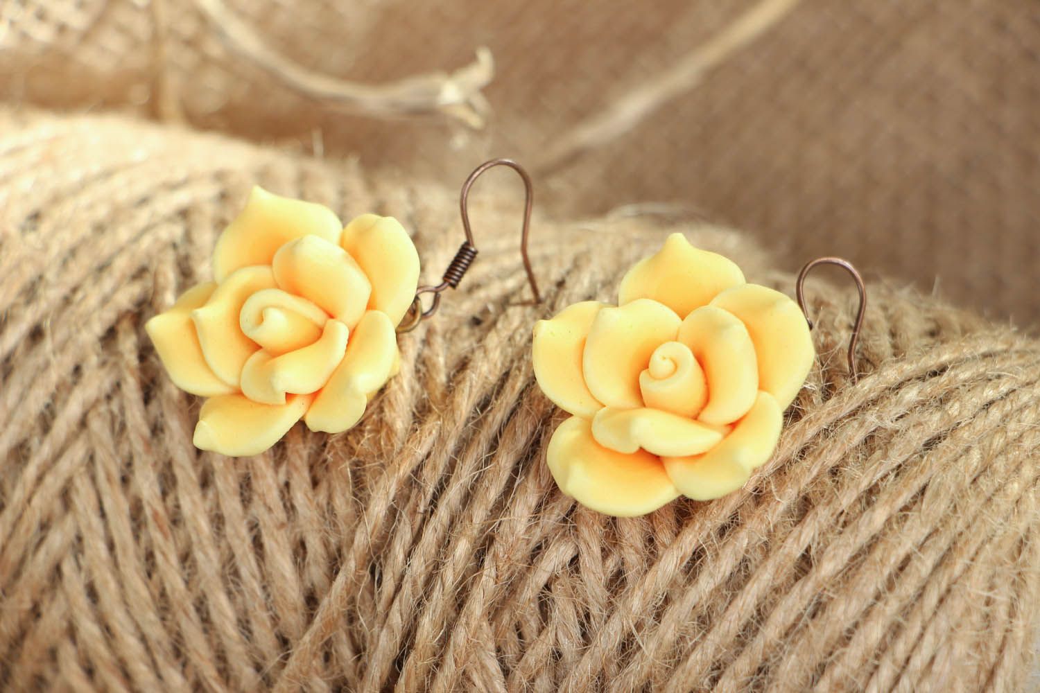Boucles d'oreilles en argile polymère Roses jaunes photo 3