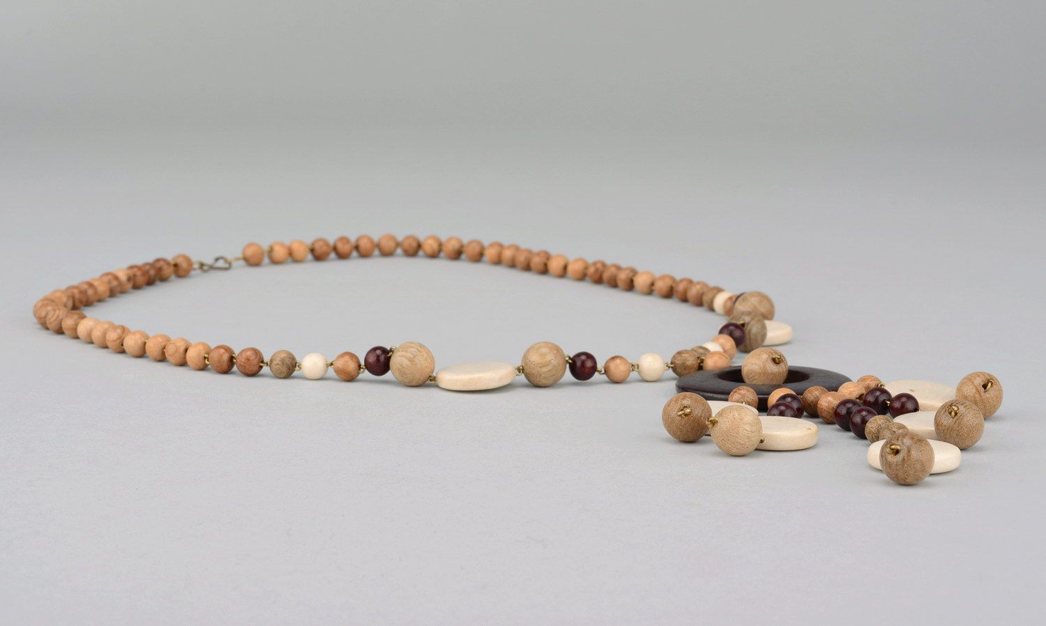 Halskette mit Perlen aus verschiedenen Hölzern, mit Verschluss  foto 2