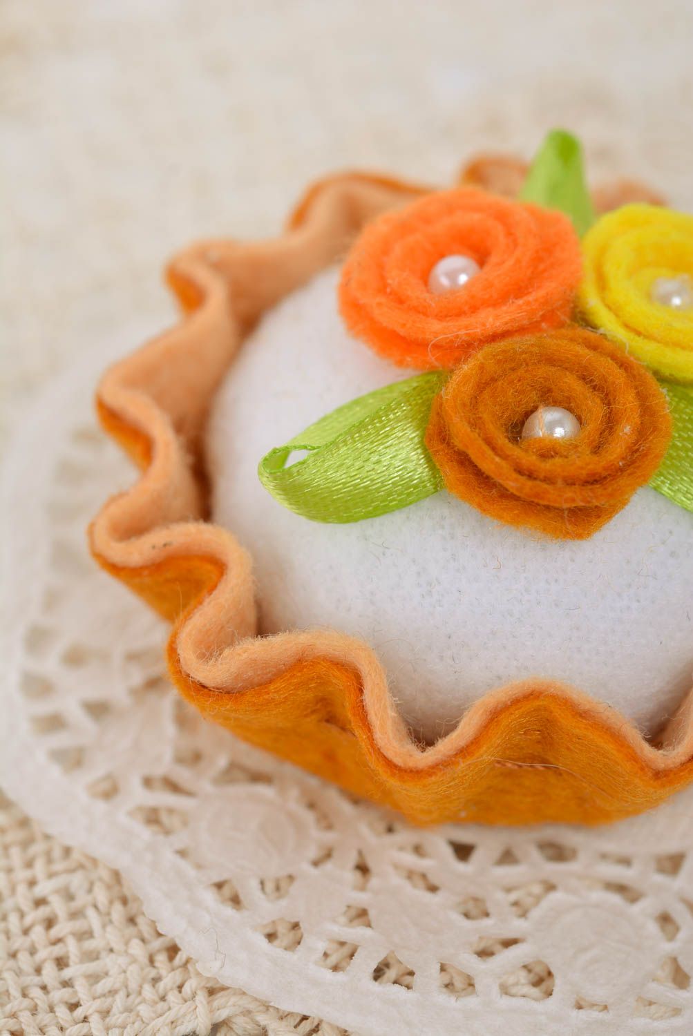 Игольница из фетра мягкая в виде пирожного с яркими цветочками ручной работы фото 4