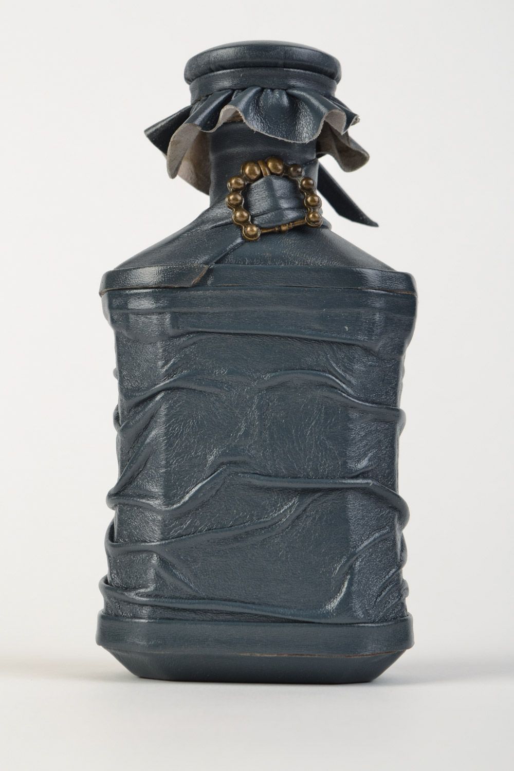 Черная бутылка декорированная натуральной кожей с пряжкой ручной работы фото 1