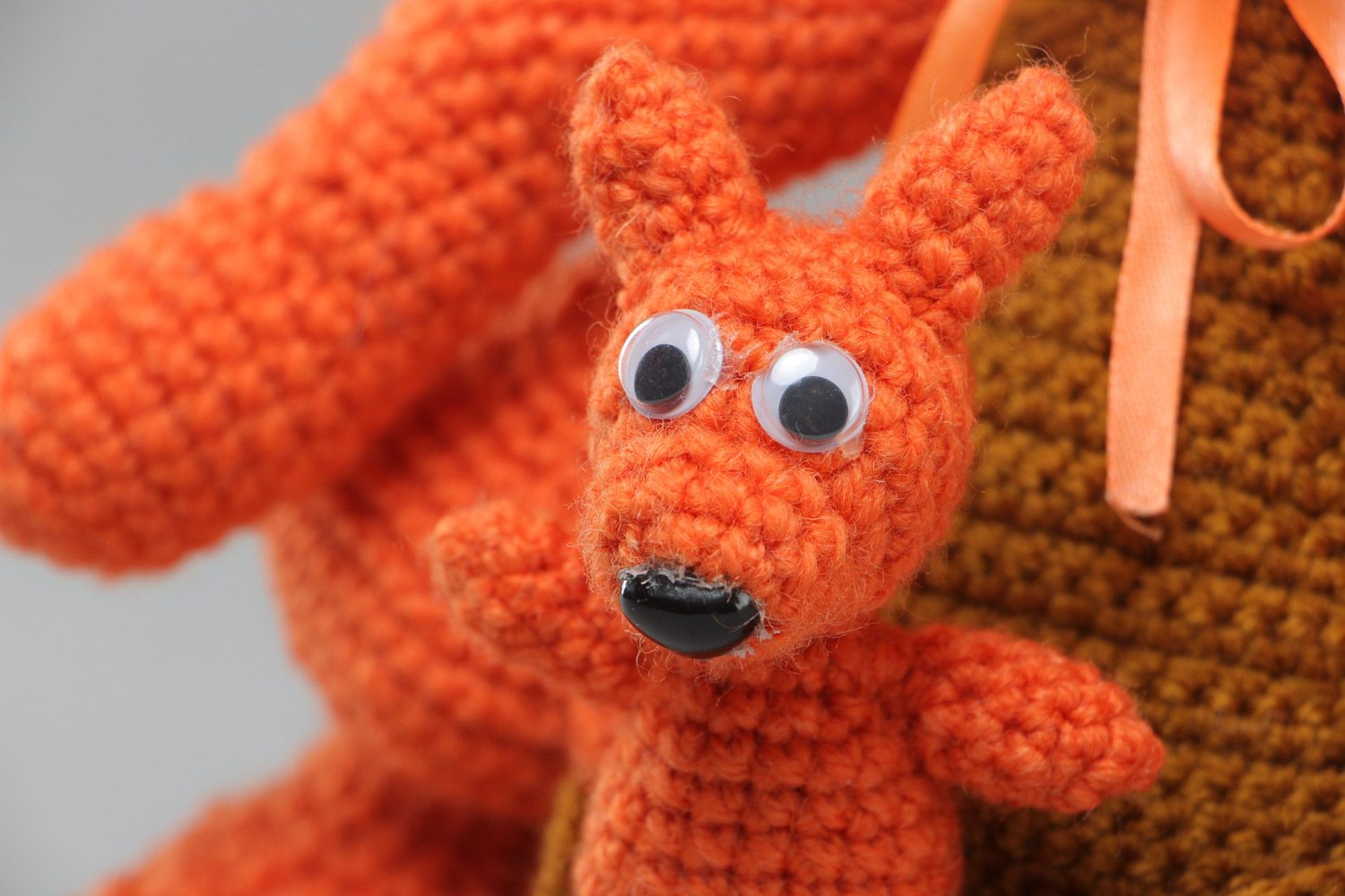Мягкая игрушка вязаная крючком в виде кенгуру с детенышем оранжевая небольшая фото 4
