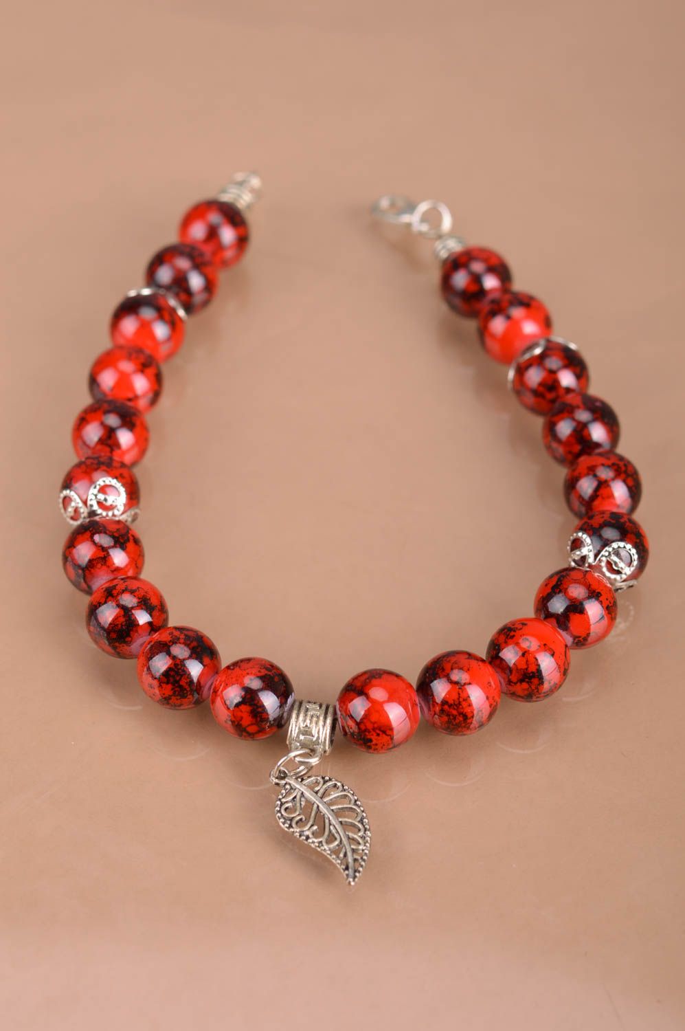 Bracelet en perles de verre avec breloque feuille fait main rouge élégant photo 2