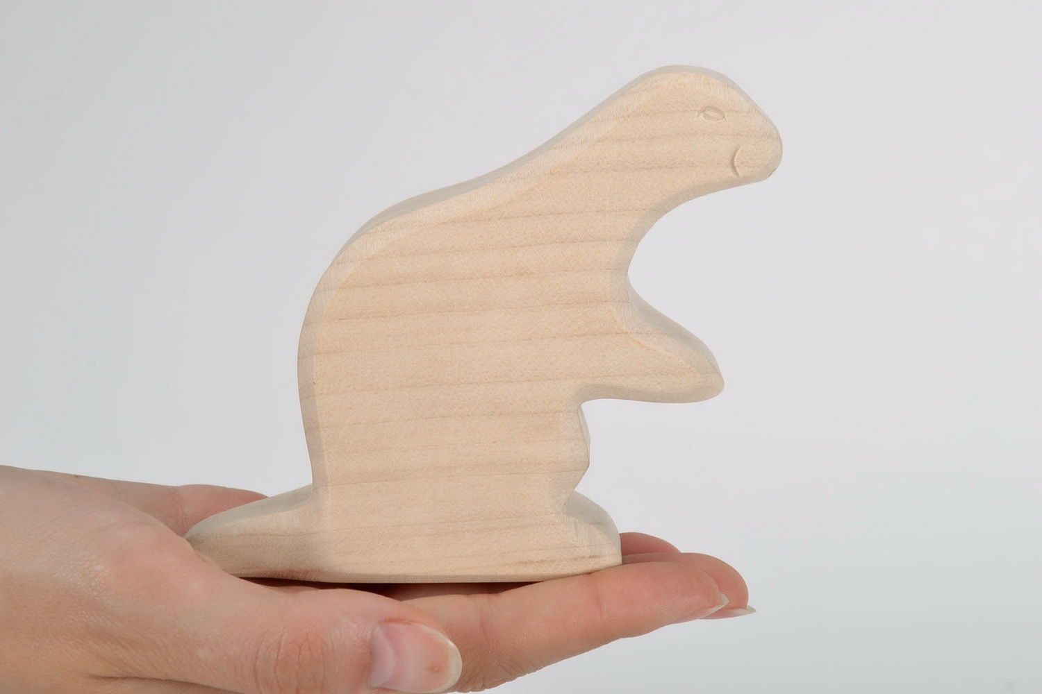 Figurine en bois brut en forme de castor photo 3