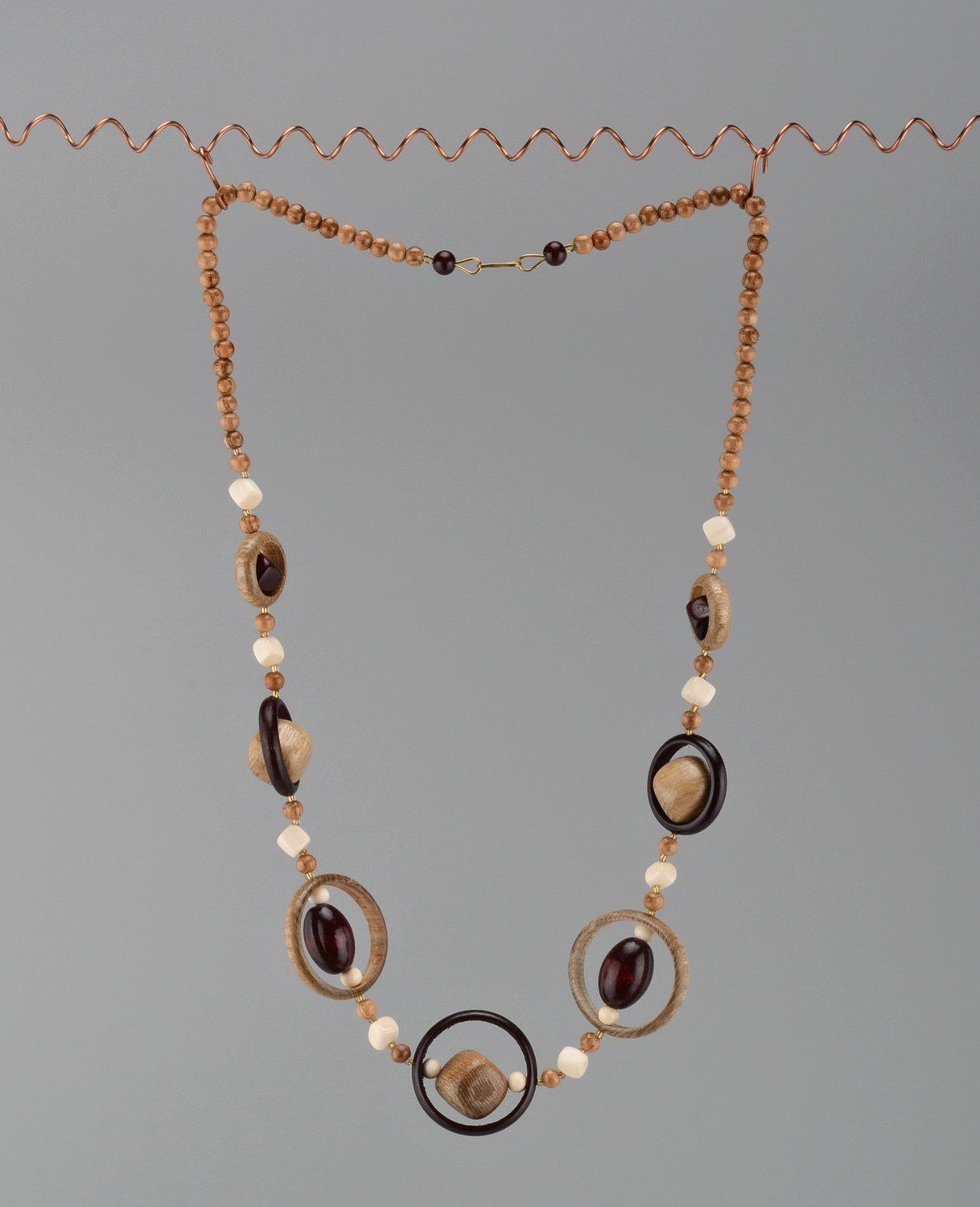 Halskette aus verschiedenen Holzsorten mit Schließe  foto 3