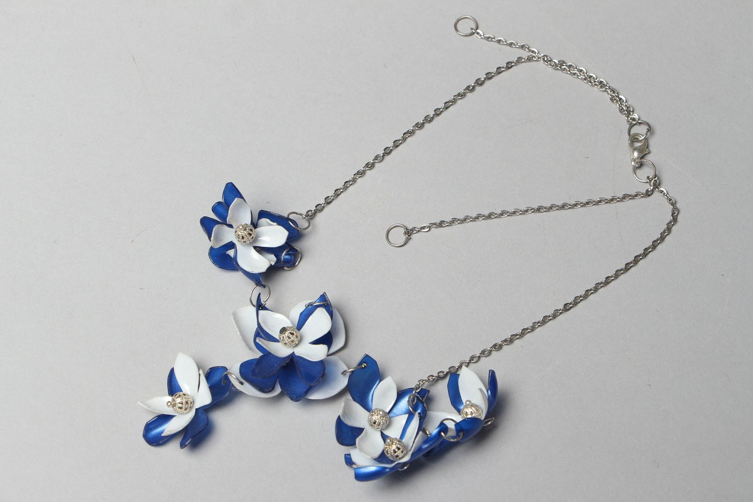 Plastic flower necklace with chain photo 1