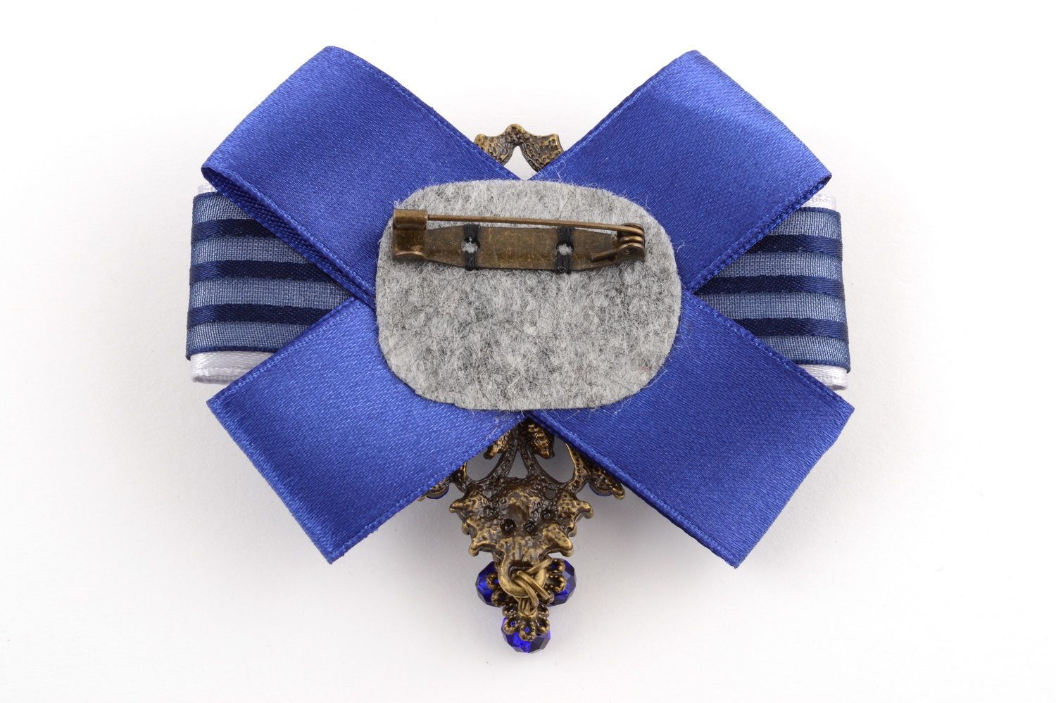 Broche de arcilla polimérica hecho a mano con flores y cintas azul original foto 3