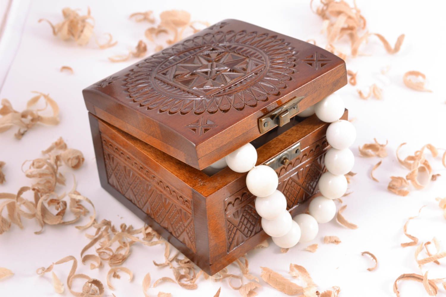 Petit coffret à bijoux sculpté en bois de chêne original marron fait main photo 1