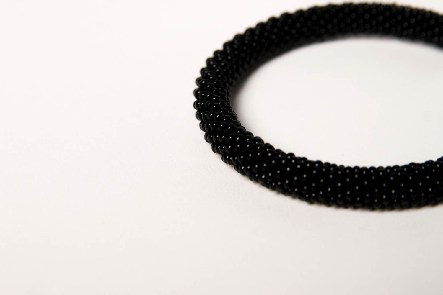 Модный браслет жгут ручной работы браслет из бисера черный украшение из бисера фото 5