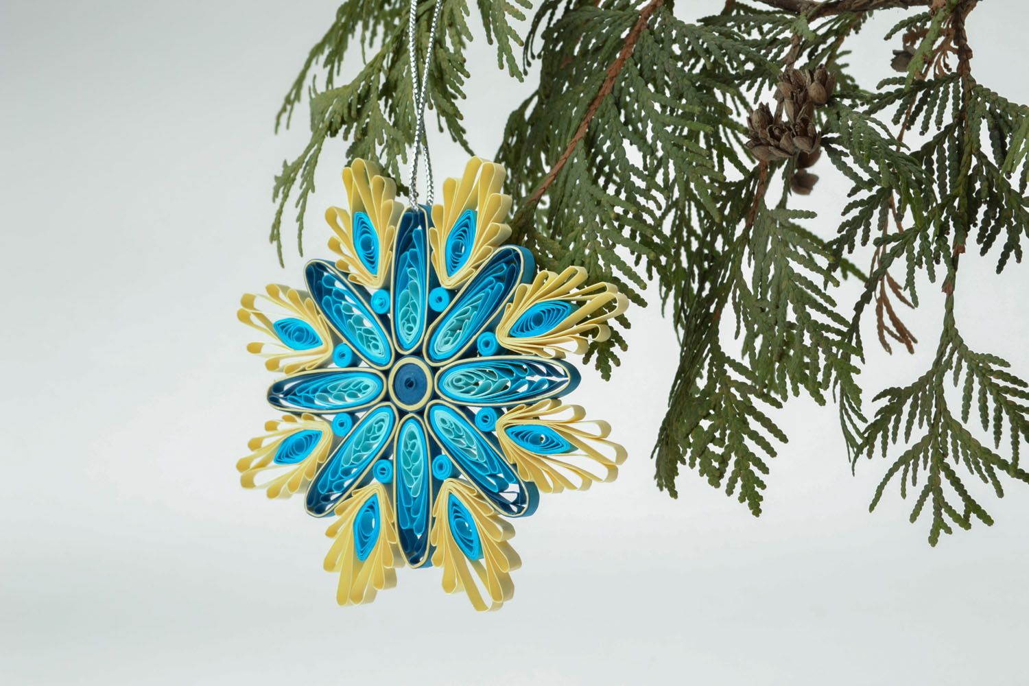 Décoration de Noël en papier faite main originale en forme de flocon de neige photo 1