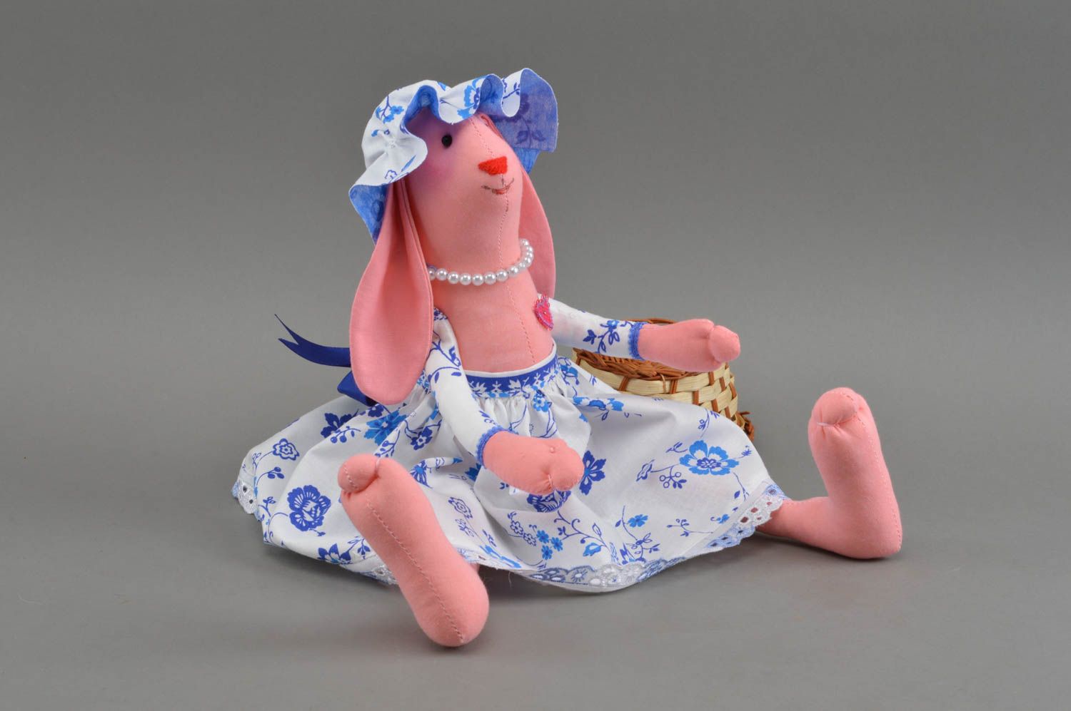 Тканевая мягкая игрушка в виде зайки розовая в голубом платье ручная работа фото 1