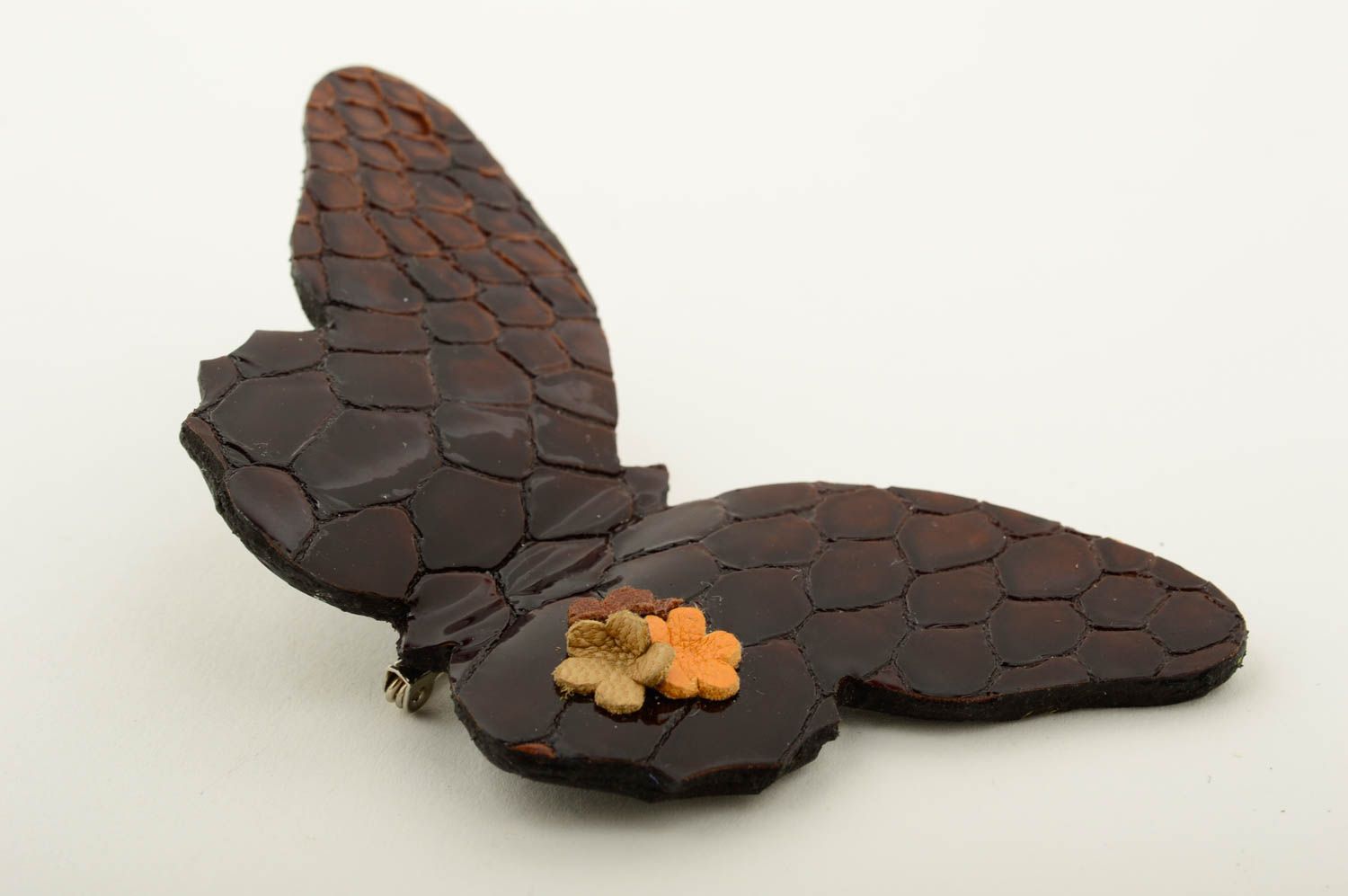 Broche hecho a mano de cuero bisutería fina regalo original Mariposa con flores foto 3