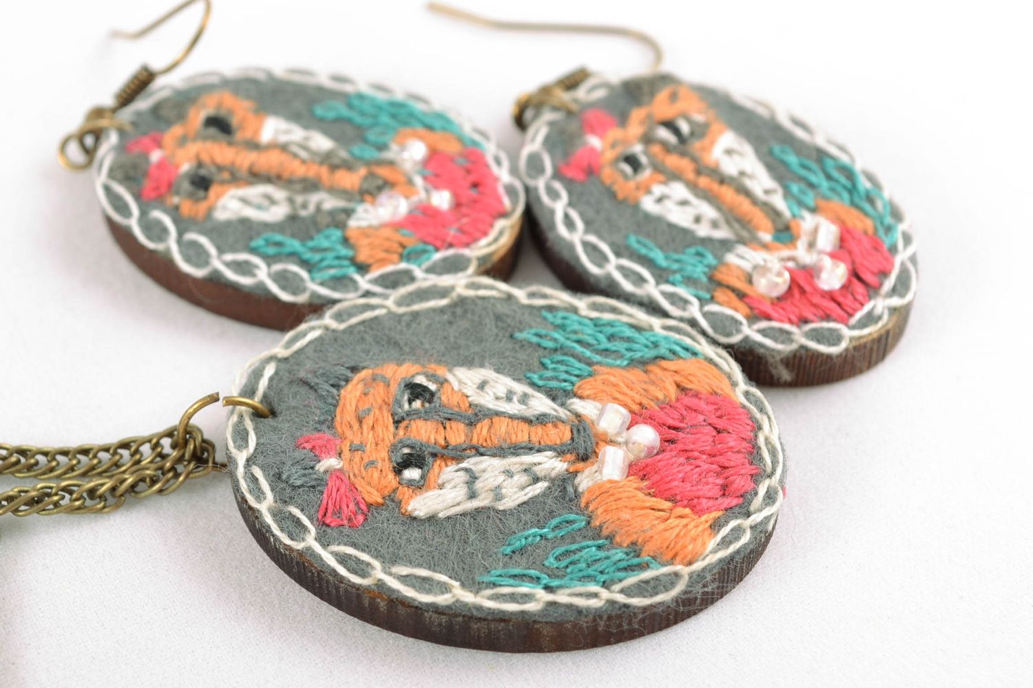 Handmade jewelry set with satin stitch embroidery photo 3