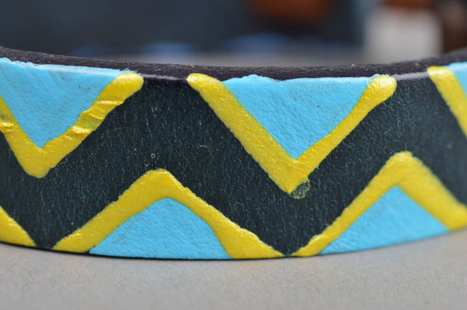 Браслет на руку украшение ручной работы украшение из кожи желто-голубое с черным фото 2