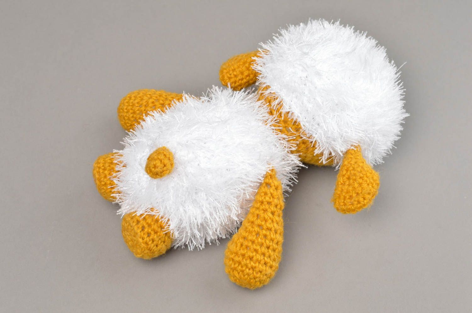 Авторская мягкая вязаная игрушка в виде белой космической овечки ручной работы фото 3