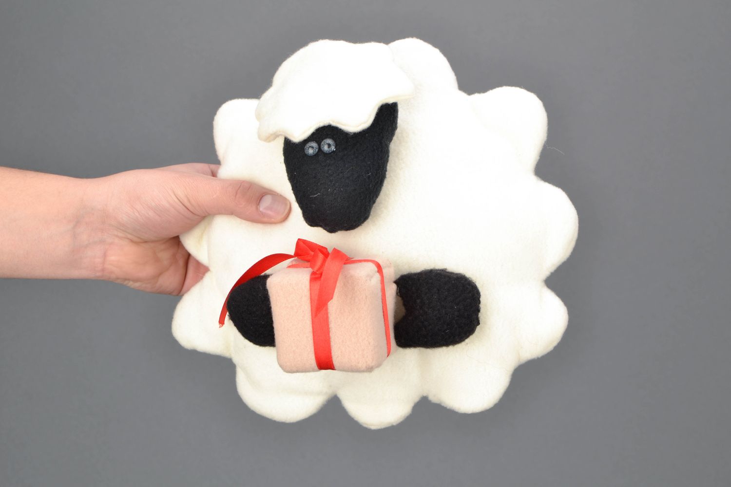 Мягкая игрушка из фетра в виде овечки фото 1