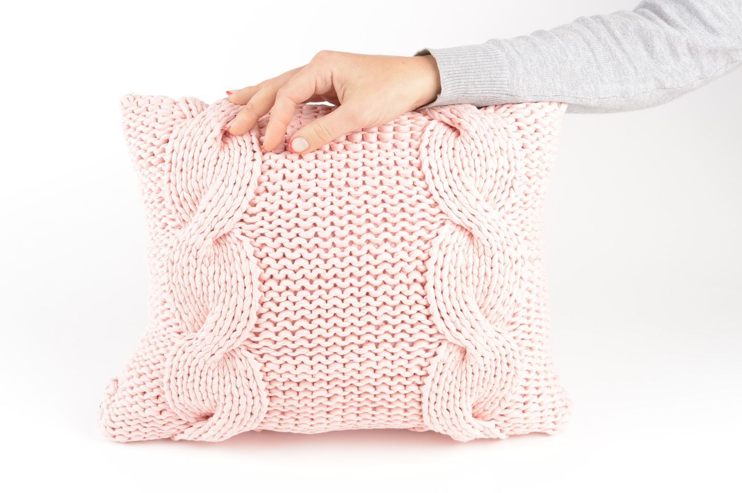 Подушка на диван подарок ручной работы вязаная подушка розового оттенка фото 3