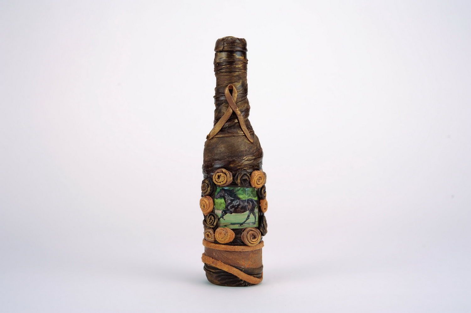 Бутылка, декорированная кожей фото 5