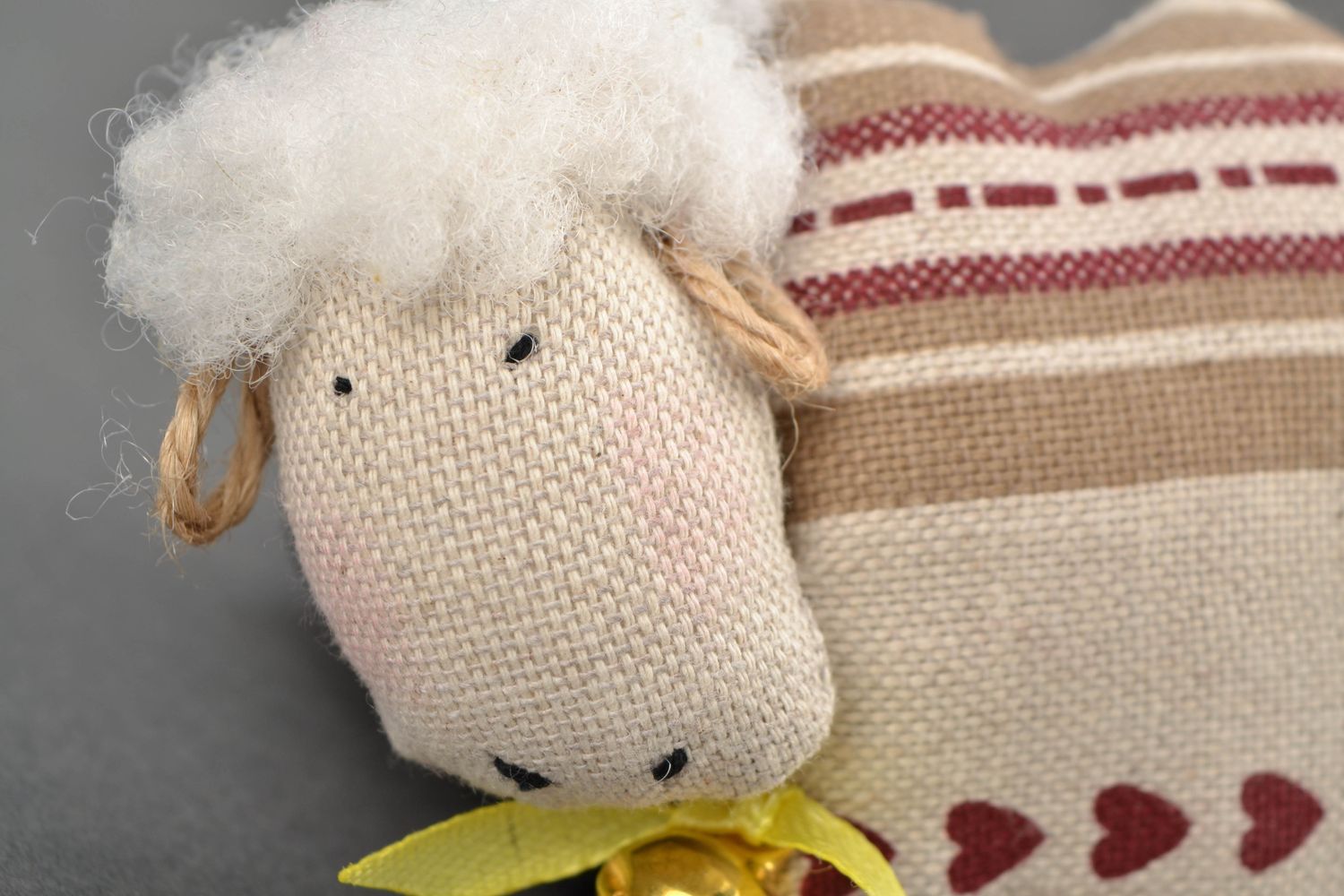 Мягкая игрушка подвеска в виде овечки тканевая фото 3