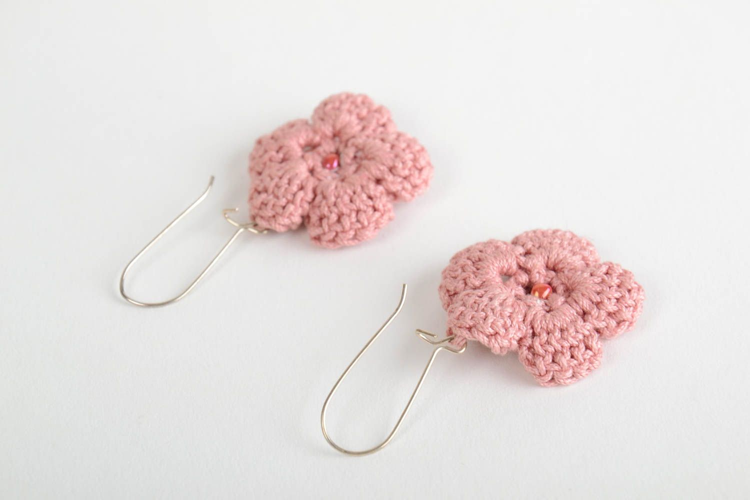 Boucles d'oreilles fleurs tricotées roses coton perles de rocaille faites main photo 3