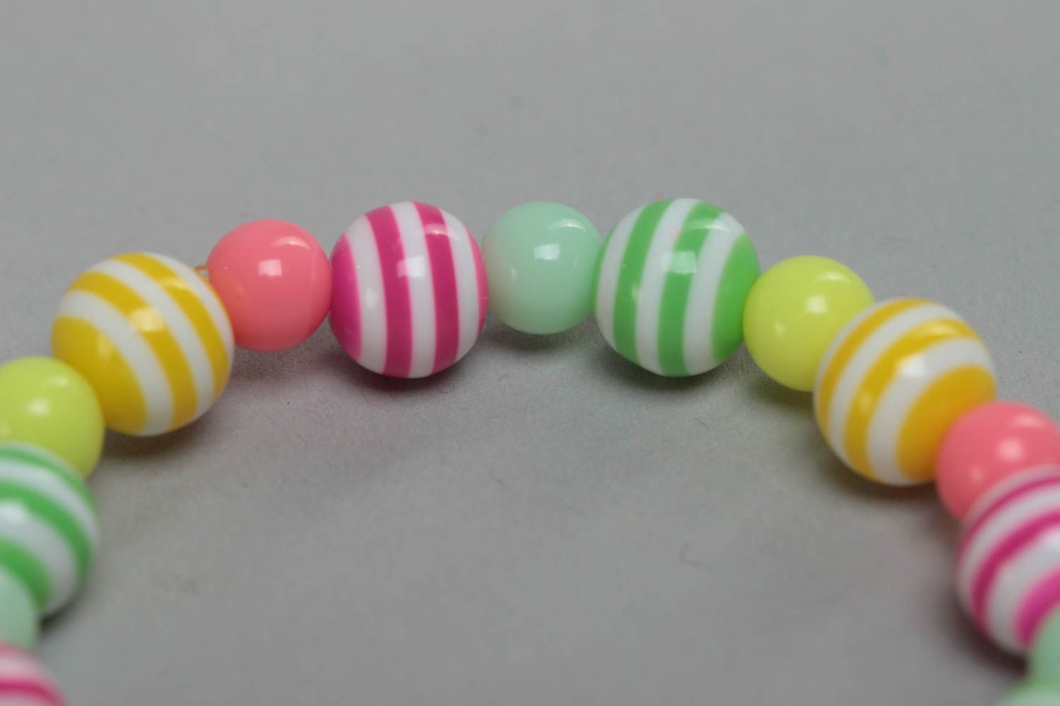 Браслет из пластиковых бусин ручной работы для девочки разноцветный полосатый фото 4