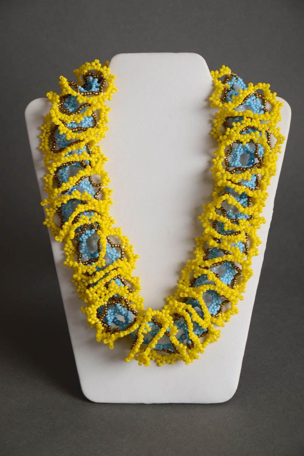 Collar de abalorios checos trenzado a ganchillo artesanal azul y amarillo foto 2
