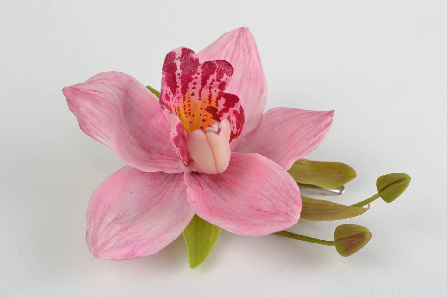 Красивая заколка-брошь из холодного фарфора ручной работы в виде розовой орхидеи фото 1