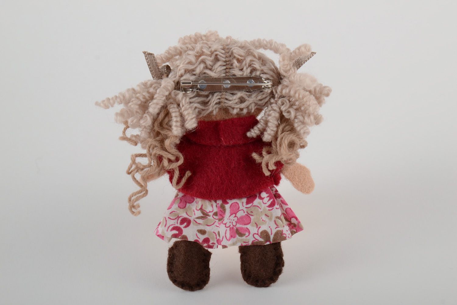Belle broche poupée originale technique feutrage en laine naturelle faite main photo 3