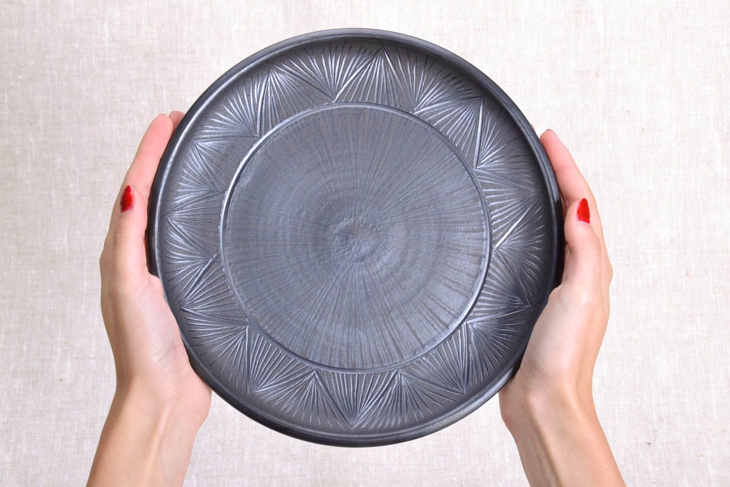 Керамическая мелкая тарелка ручной работы фото 4
