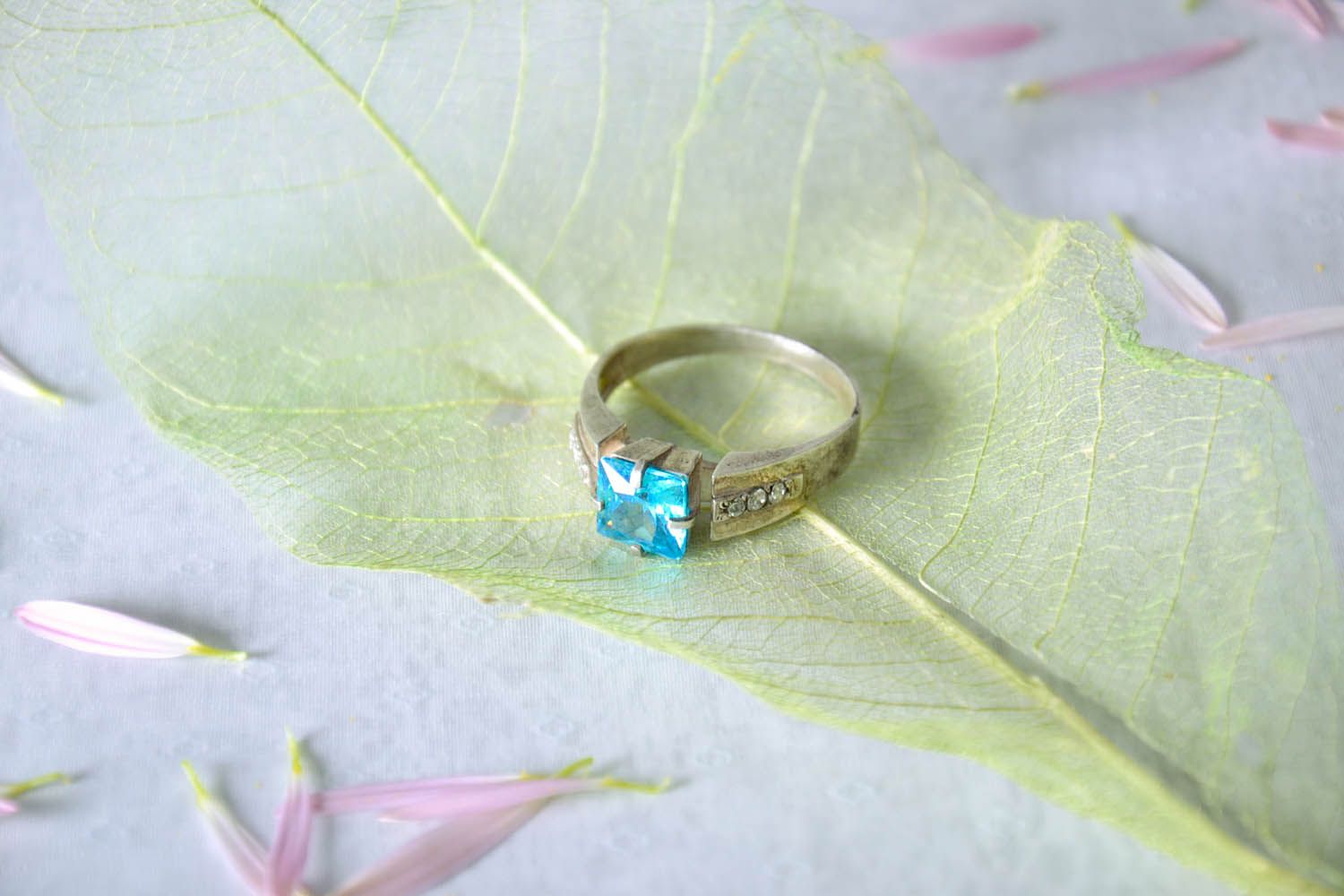 Серебряный перстень с голубым камнем  фото 1