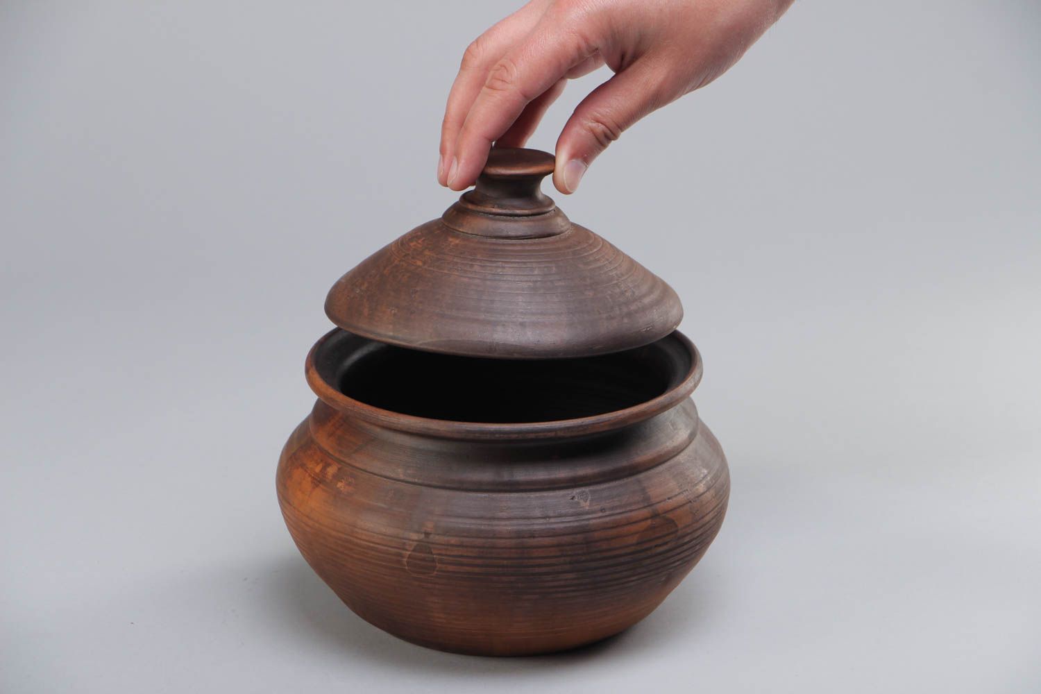 Pote de cerámica hecho a mano marrón hermoso y cómodo foto 5