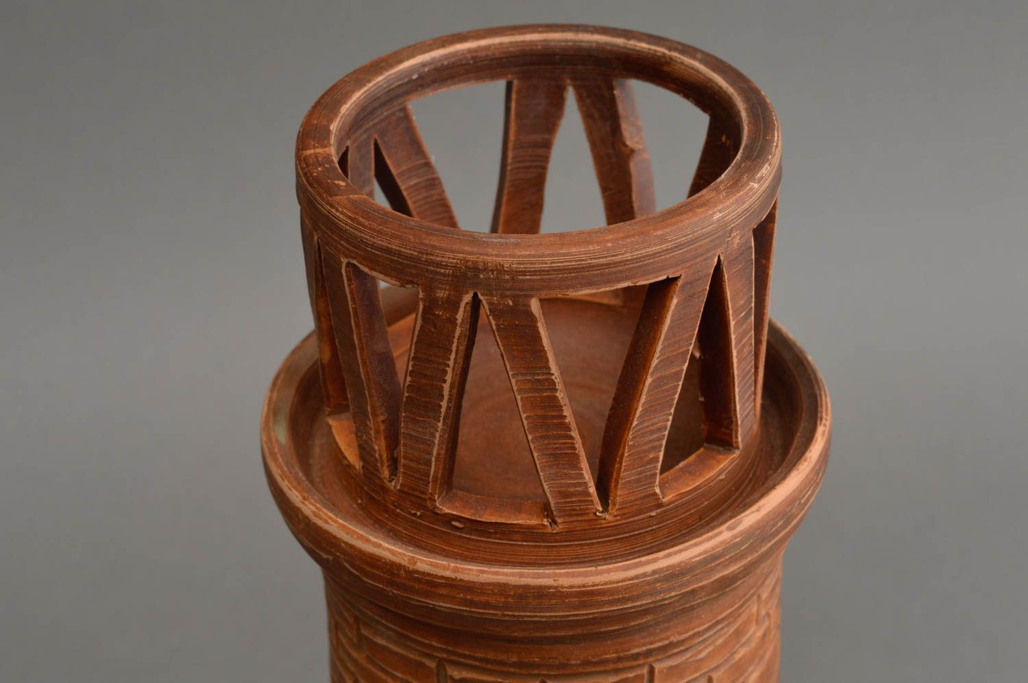Candelero de arcilla para una vela hecho a mano alto con forma de torre foto 5