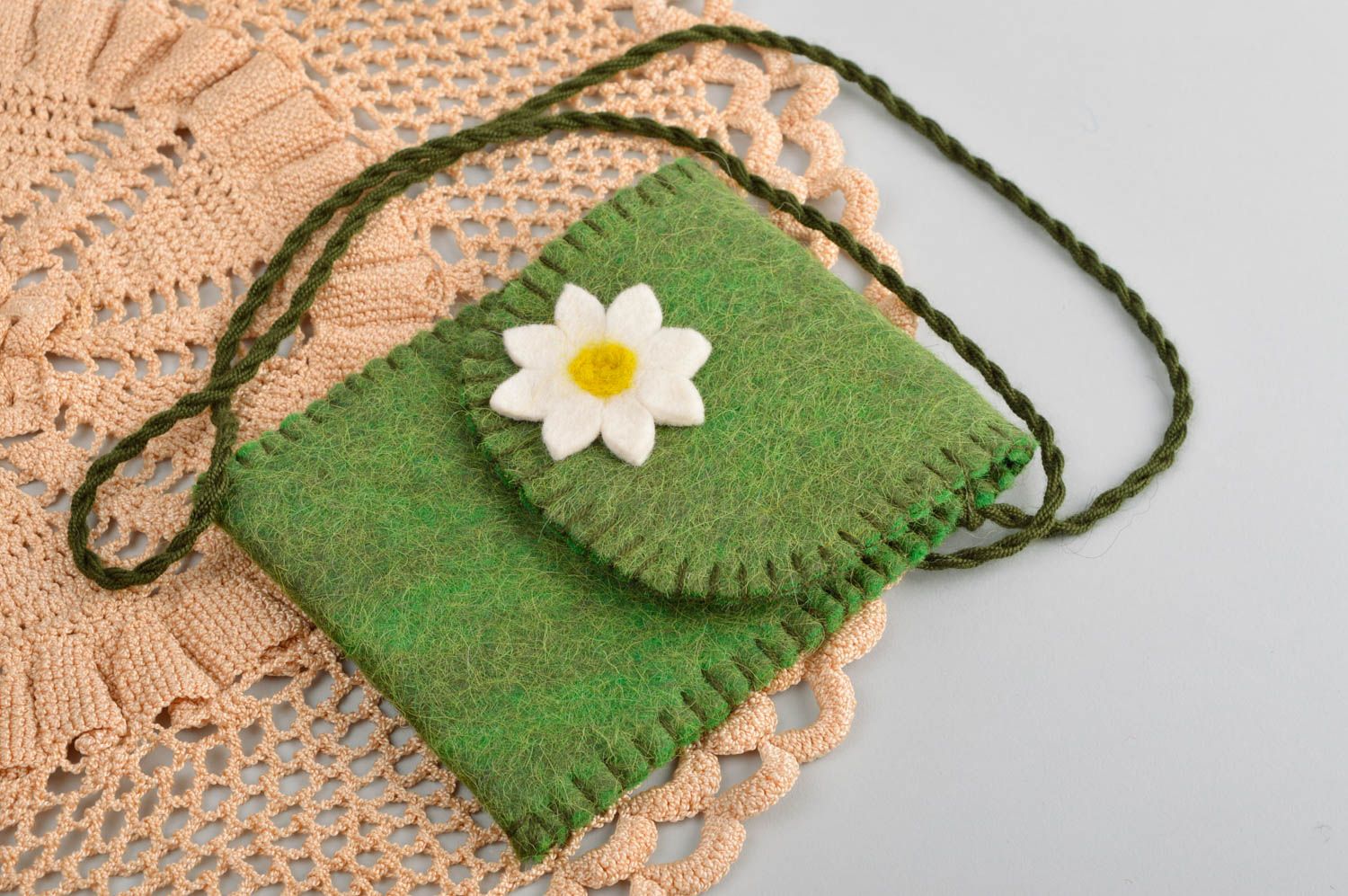Handmade Accessoire für Frauen Filz Tasche Geschenk für Frauen grün mit Blume foto 1
