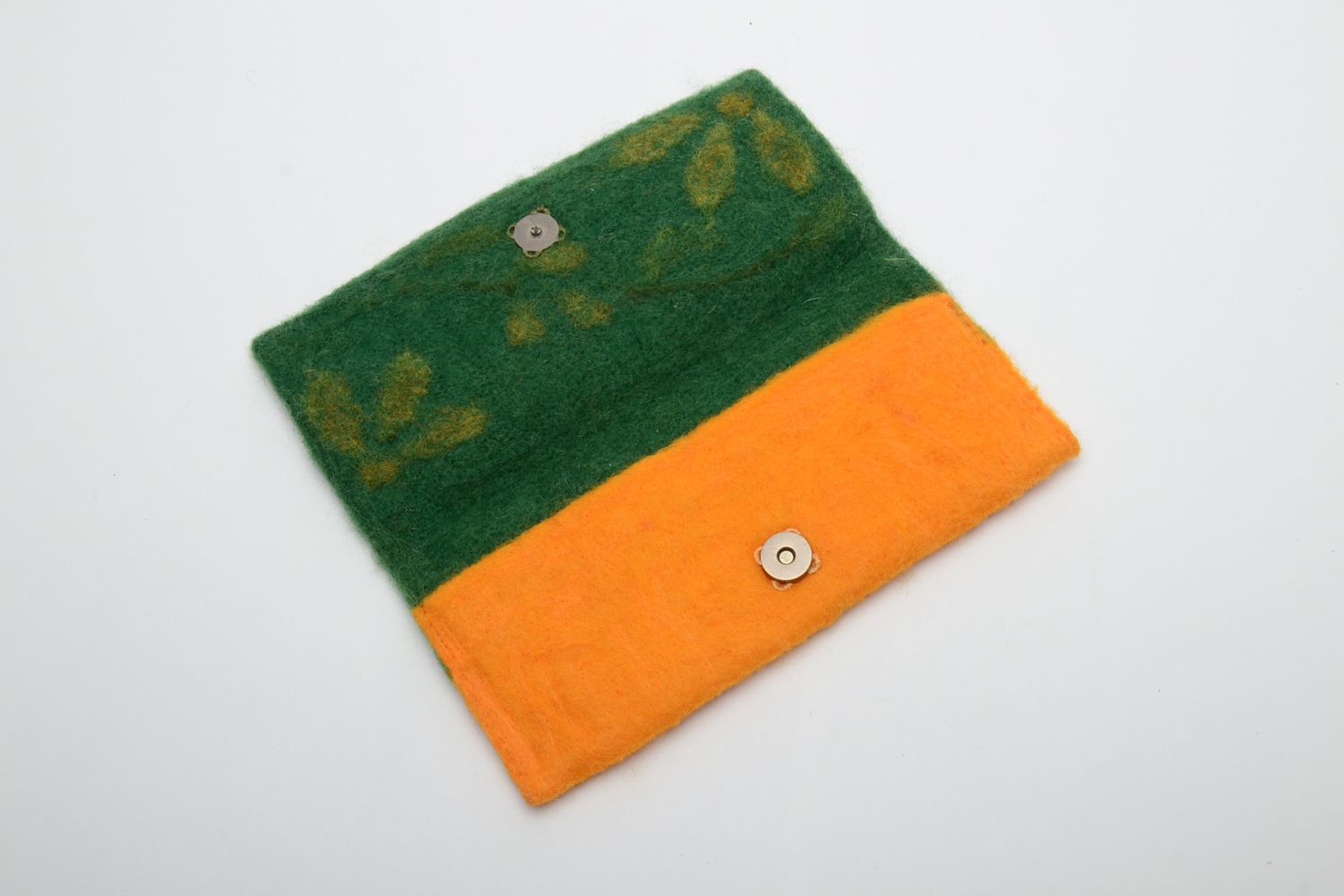 Wool felt wallet with ornament and magnet fastener photo 3