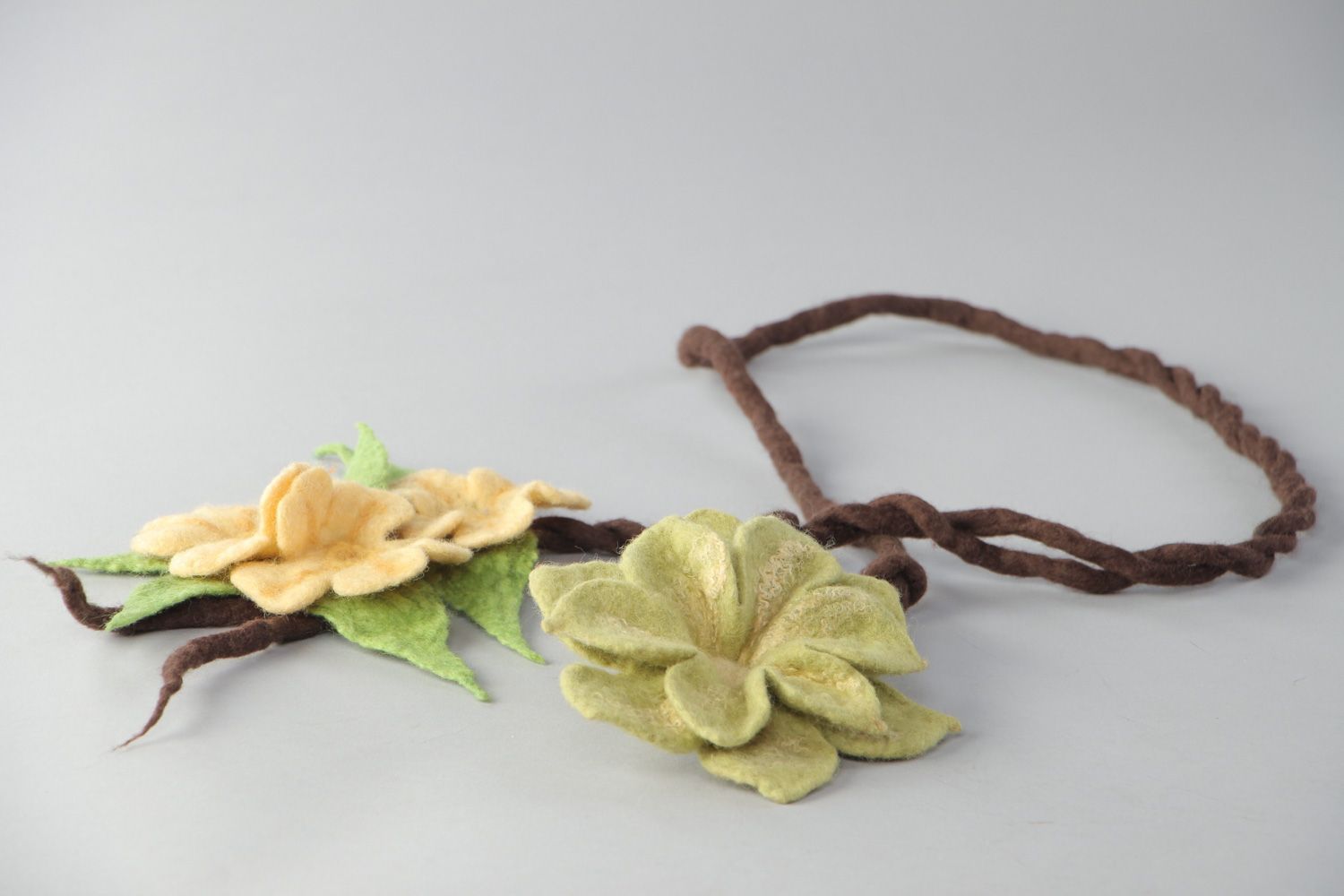 Handgemachtes originelles stilvolles Collier mit Kunstblumen in Nassfilztechnik für Frauen foto 3