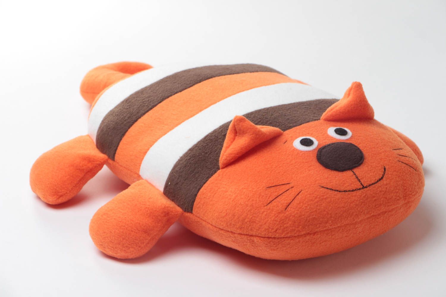 Игрушка подушка для ребенка в виде кота оранжевая с полосками ручная работа фото 3