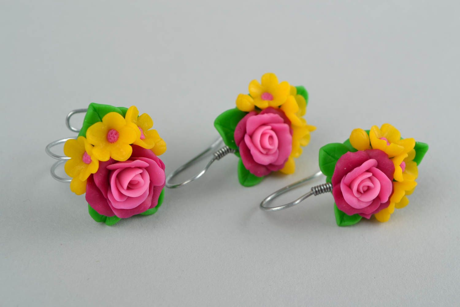 Handmade Damen Schmuckset Ohrringe und Ring mit Blumen aus Polymerton bunt foto 3