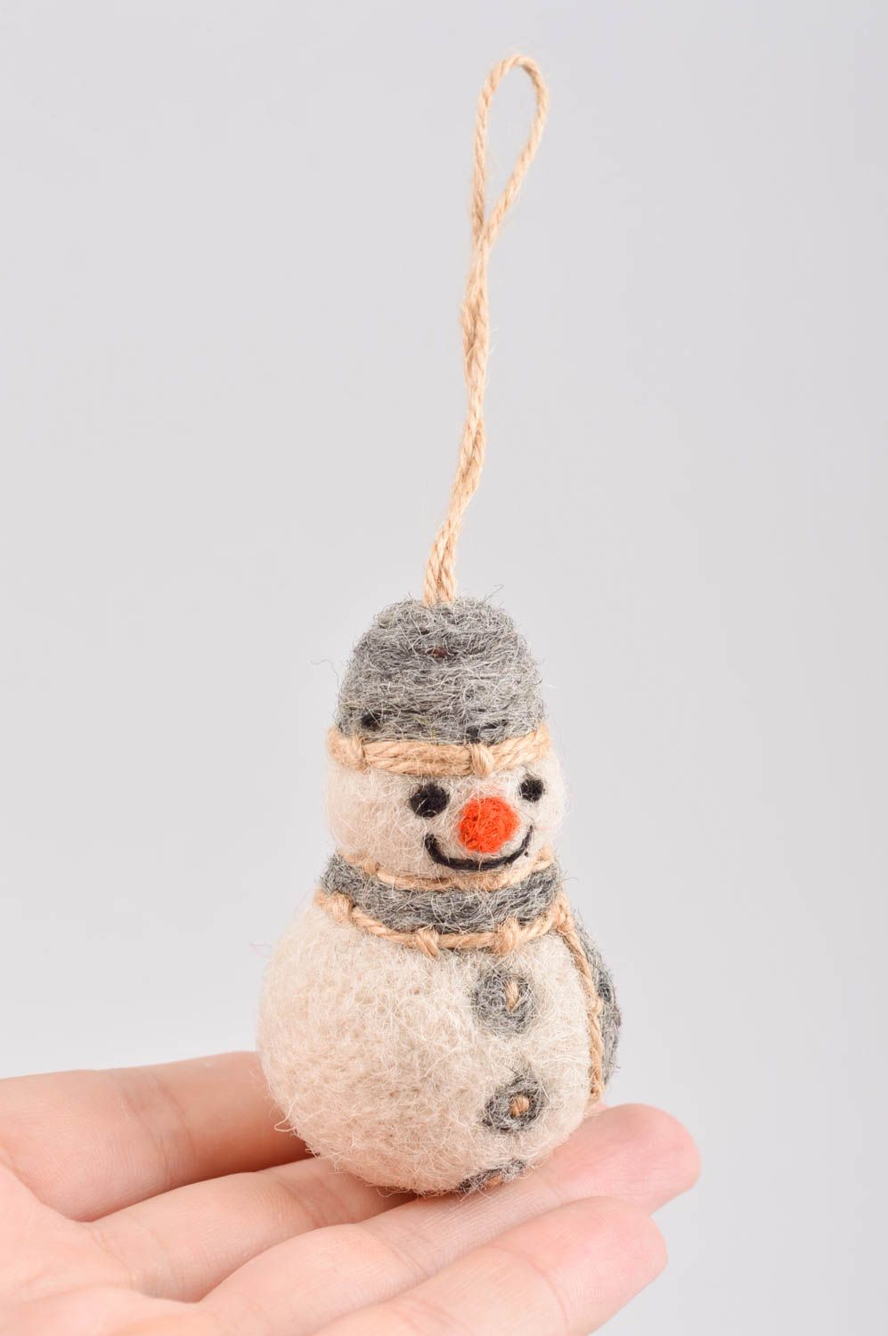 Валяная игрушка ручной работы декор на стену игрушка из шерсти в виде снеговика фото 4