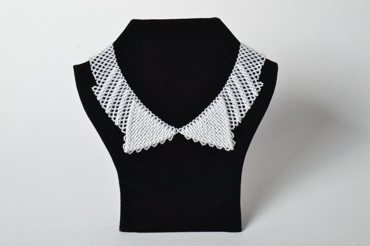 White beaded collar with a bow photo 1