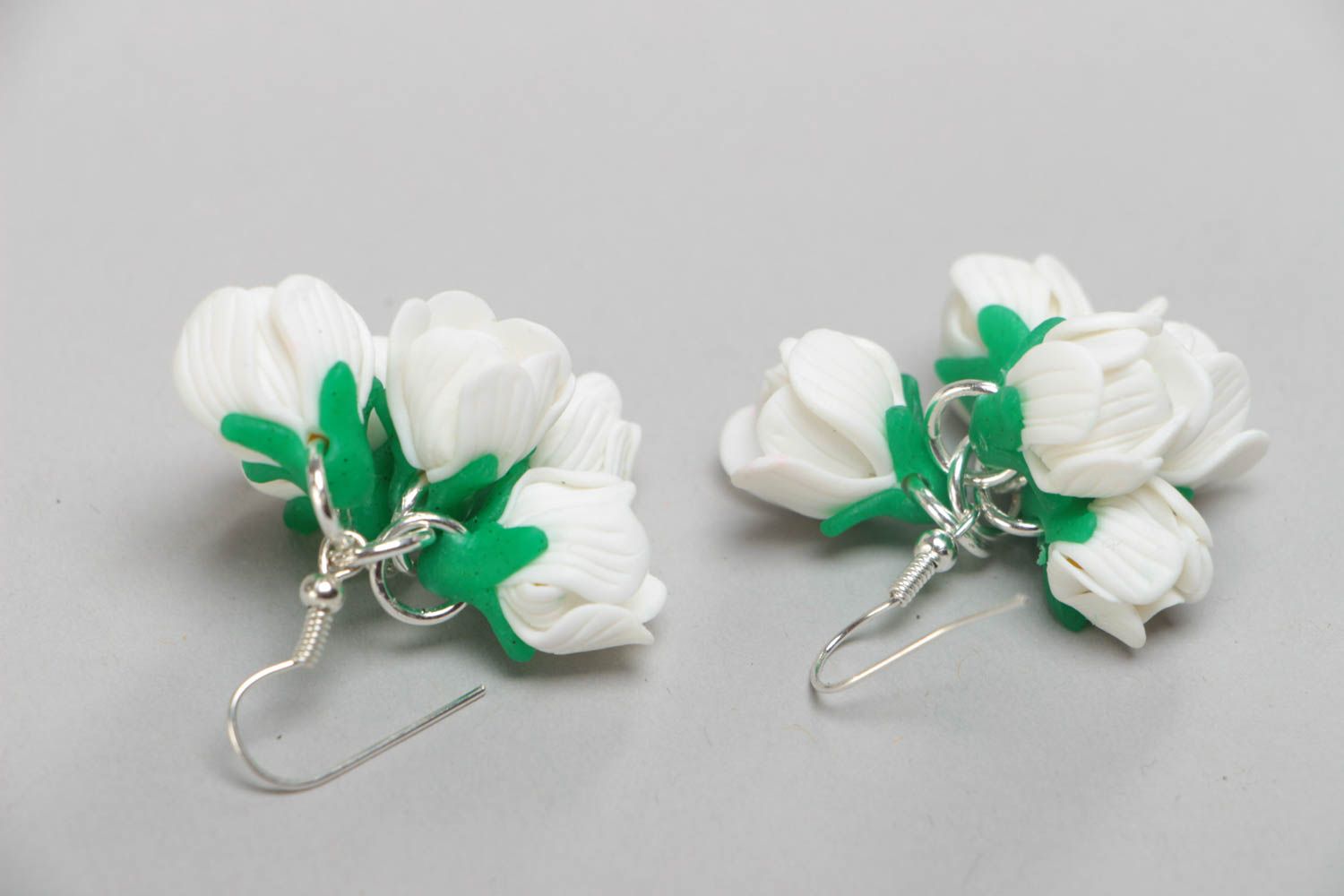 Originelle zarte schöne weiße Ohrringe Blumen aus Polymerton Handarbeit foto 4